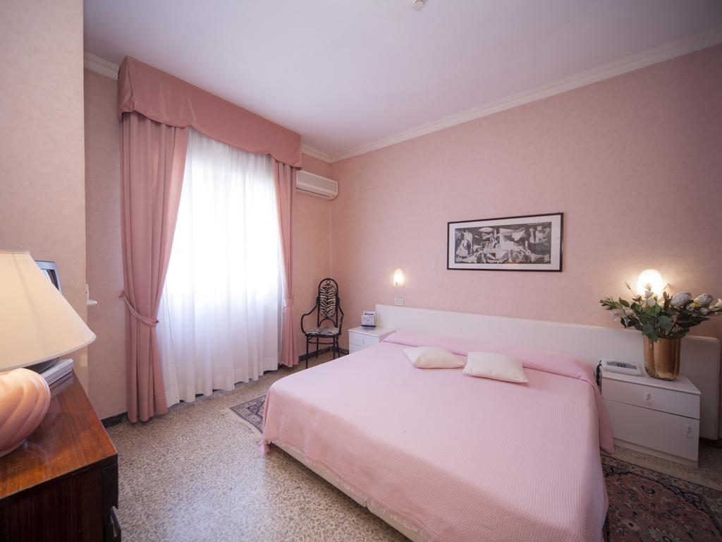 Hotel Aquila D'Oro Riccione Kamer foto